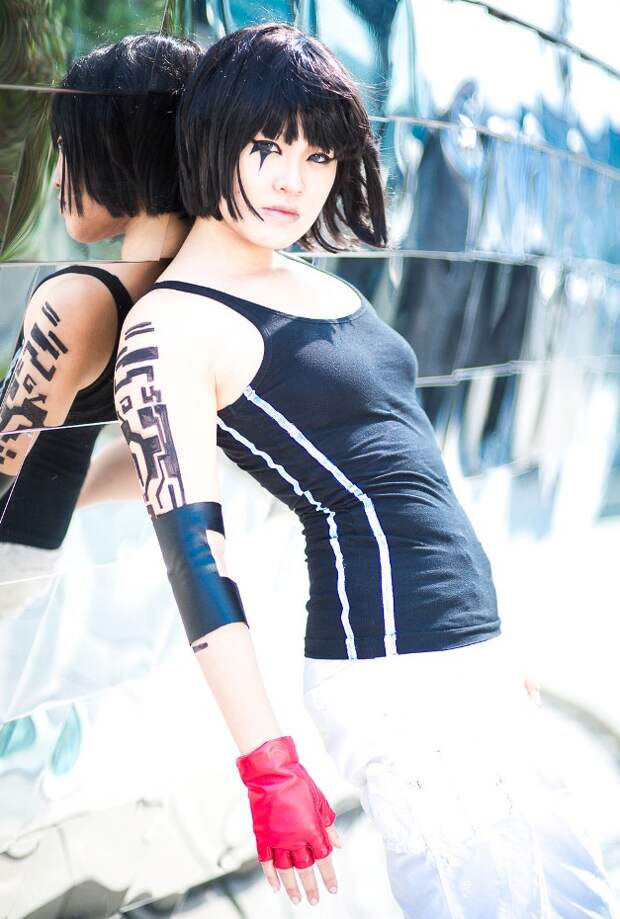 косплей на игру Mirror's Edge девушка изображает бегущую