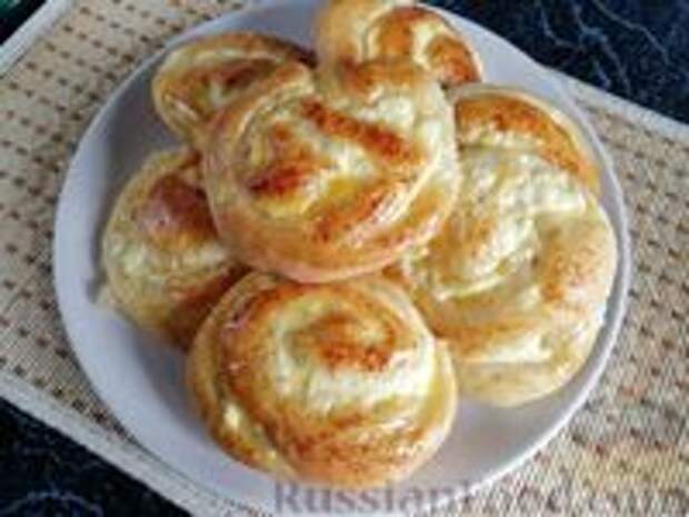 Фото к рецепту: Сдобные булочки с творожной начинкой и апельсиновой глазурью