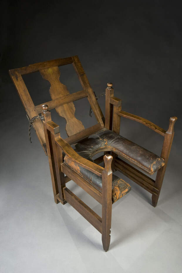 20. Европейское родовое кресло, использовавшееся до 1800-х годов медицина, прошлое