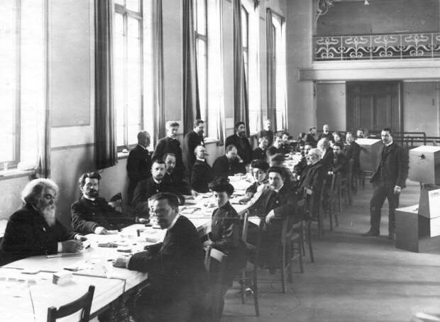20 марта 1906. Счетная комиссия за подсчетом голосов после окончания выборов выборщиков в Первую Государственную думу в Народном доме Л.Н.Нобеля