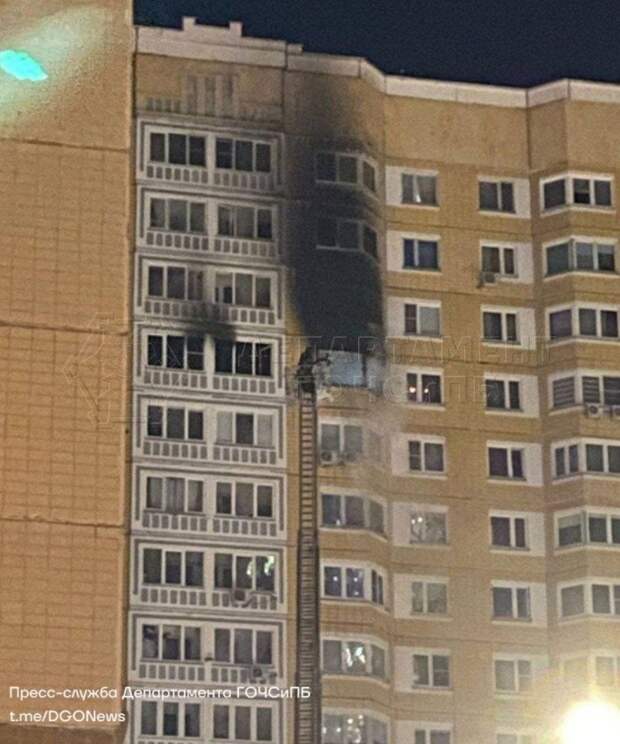 Спасатели эвакуировали тридцать человек при пожаре на Синявинской