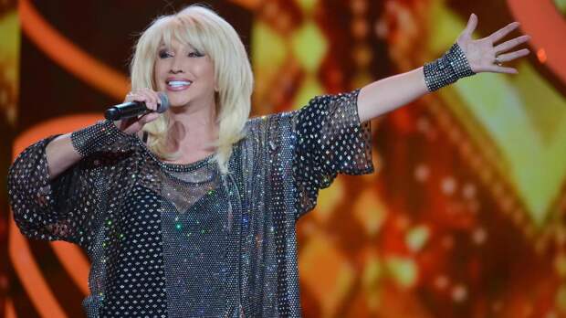 Ирина Аллегрова отказалась от букета цветов на концерте, чтобы не испортить платье: видео Super