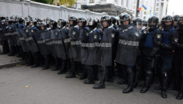 Сотрудники полиции во время акции протеста у здания Верховной рады Украины