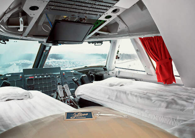 Боинг 747–212B (Jumbo Jet), принадлежавший обанкротившейся в 2002 году шведской компании, в 2008-м переделали в хостел и поставили у въезда в стокгольмский аэропорт Арланда.