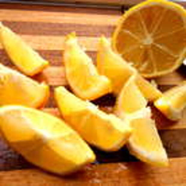 Лимон моем и нарезаем прямо с кожурой на ломтики.
