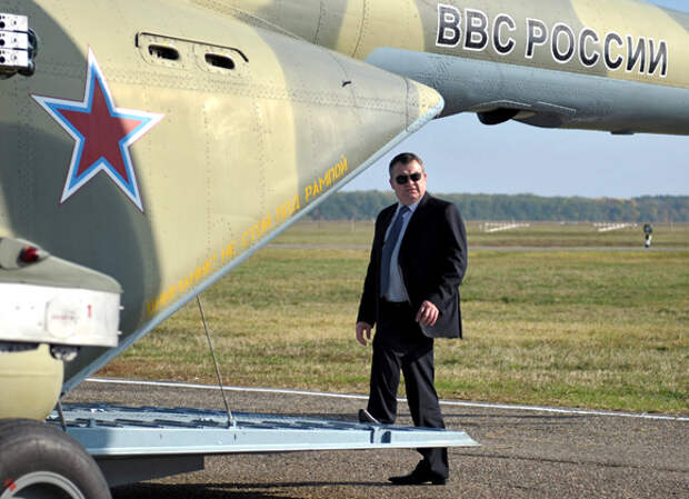 Министр обороны России Анатолий Сердюков во время посещения 393-й Севастопольской авиационной базы армейской авиации в городе Кореновске, 2011 год