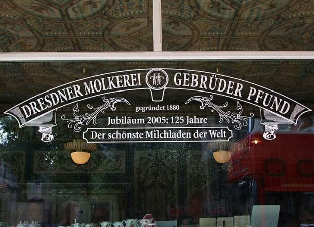 Молочная лавка Пфунда в Дрездене: место, где раньше покупателям разрешалось самим доить коров, а теперь они ходят как в галерею. | Фото: © Lvova Anastasiya. Молочная лавка Пфунда в Дрездене: место, где раньше покупателям разрешалось самим доить коров, а теперь они ходят как в галерею. | Фото: © Lvova Anastasiya.