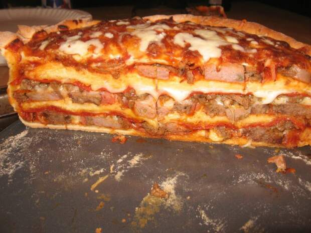 Многослойная пицца, до отвала напичканная мясом, для настоящих мужиков еда, пицца