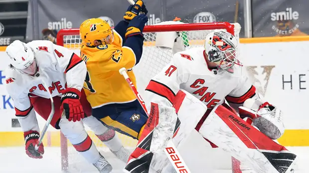 Трое хоккеистов «Каролины» сдали положительные тесты на коронавирус