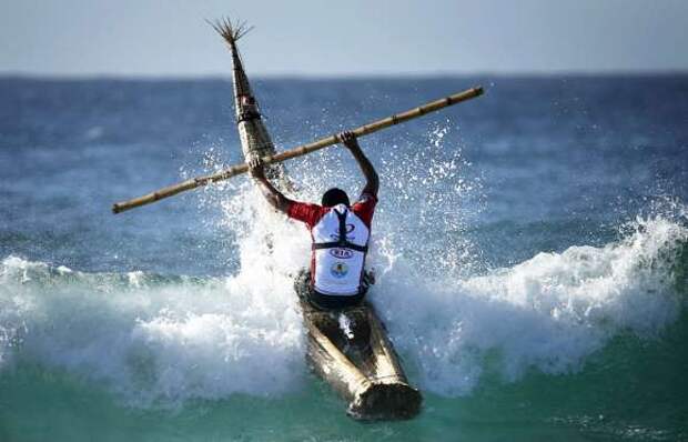 Перуанский серфер Карлос Ареола покоряет волны на самодельной доске, сделанной из тростника, в Сиднее