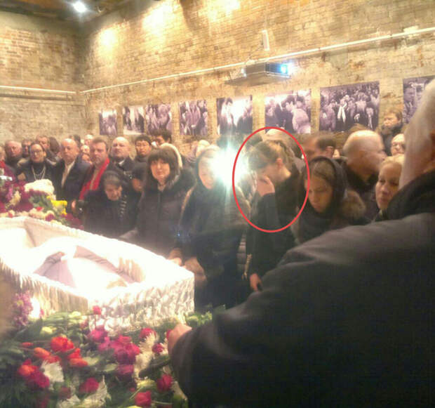 На гражданской панихиде Екатерина Ифтоди стояла у гроба Немцова рядом с его женами, детьми и матерью