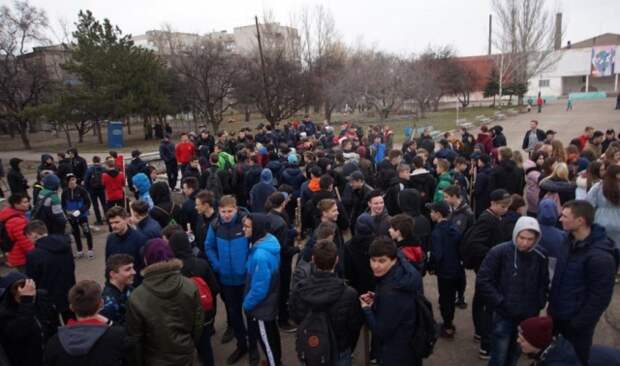 ОД «Мир Луганщине» провели субботник в  парке им. Щорса. 2019 