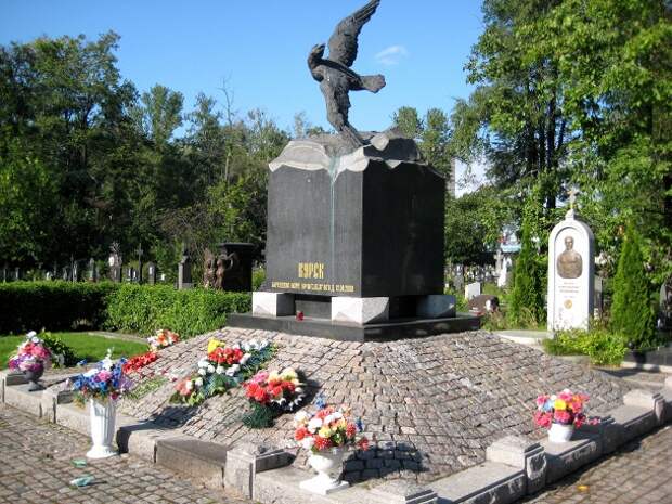 Мемориал морякам, погибшим на АПРК "Курск", установленный на Серафимовском кладбище в Санкт-Петербурге