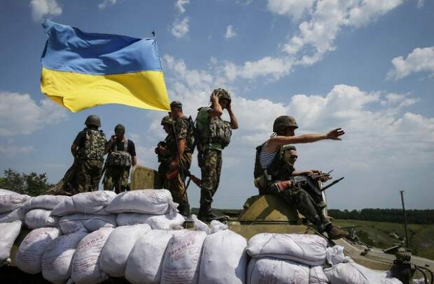 Украинские военные на позиции в районе города Северск, 12 июля 2014 года. Фото: Глеб Гаранич / Reuters
