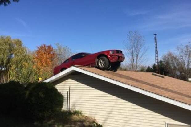 В Мичигане на крышу дома американки свалился Ford Mustang