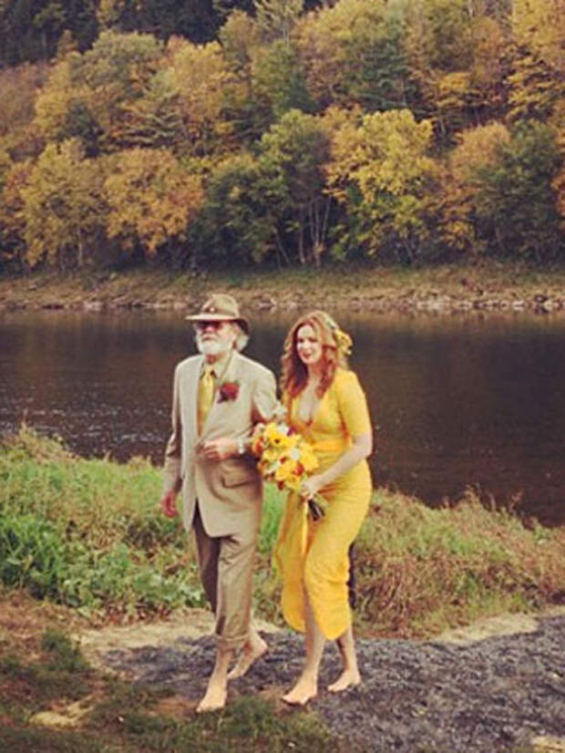 amber-tamblyn-yellow-wedding-dress