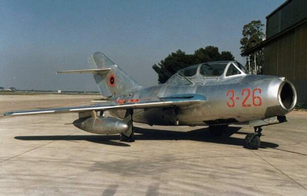 МиГ-15 (по кодификации NATO: Fagot) - советский истребитель, разработанный в конце 1940-х годов. В СССР было построено свыше 11 тыс. МиГ-15. Если добавить к этому самолеты, выпускавшиеся по лицензии в других странах, то общее число выпущенных МиГ-15  превышает 15 тыс. самолетов, что делает этот истребитель самым массовым реактивным боевым самолетом в истории авиации