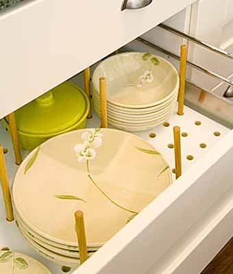 идеия для хранения посуды в ящиках кухонного стола