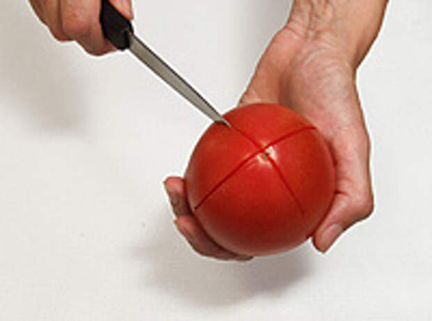 Надрезаем помидор