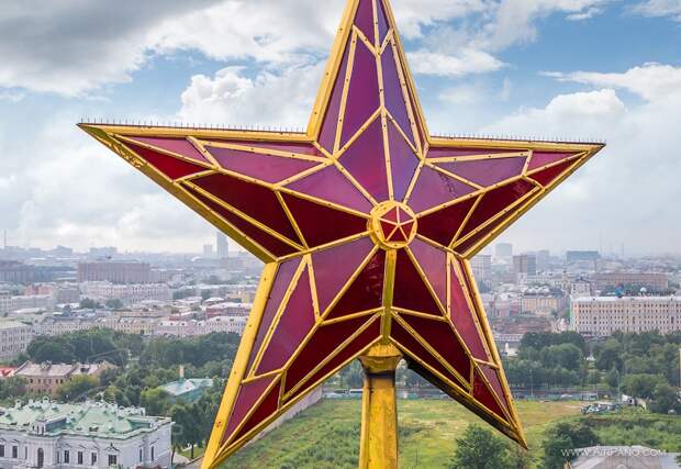 Пролетая над Московским Кремлём Пролетая над Московским Кремлём