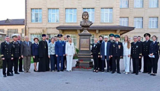 Основателям отечественного флота – виват! В Астрахани открыли монументы Петра I и Федора Апраксина