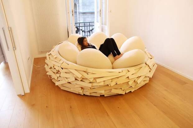 кровать в форме гигантского гнезда с подушками-яичками (2)