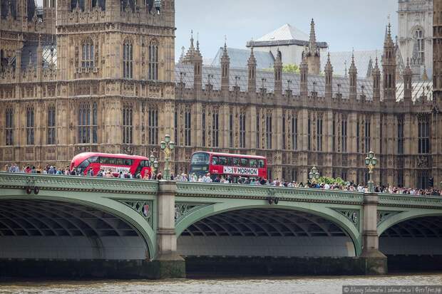 В завершении пару снимков современного лондоского автобуса на вестминстерском мосту: Routemaster, даблдекер, лондонский автобус