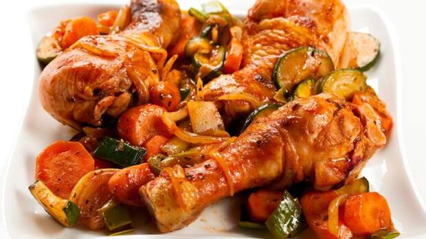 Куриные голени, запеченные на овощной подушке в духовке: вкусный и полезный ПП-рецепт