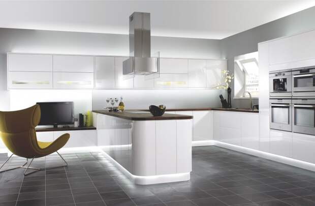 high tech small kitchen d 1024x669 Дизайн фасадов кухонных шкафов 60 фото