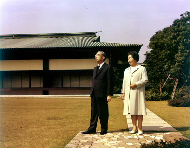 «Подданные плакали» 80 лет назад император Хирохито отрекся от божественного статуса. Как он стал обычным человеком и спас Японию?