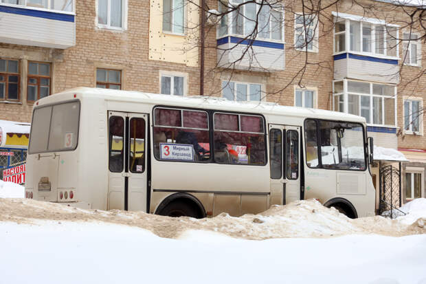 В Прикамье пассажиров высадили из автобуса из-за размытой дороги