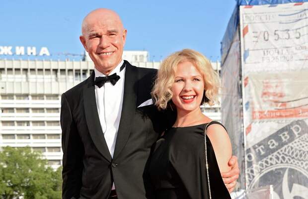 Ведущим церемонии выступил музыкант Сергей Мазаев. На фото: музыкант Сергей Мазаев с супругой Галиной.