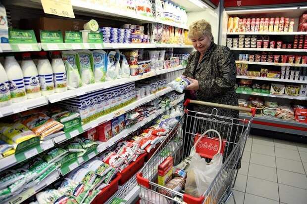 Они прячут молочные продукты в глубине магазина Они прячут молочные продукты в глубине магазина market, магазин, общество, супермаркет, торговля