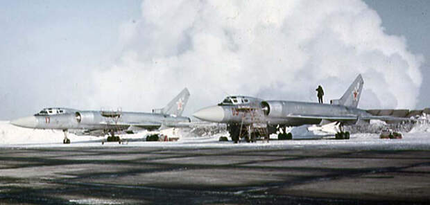 Пара Ту-128 на аэродроме
