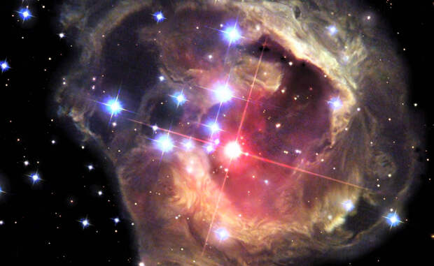 V838 Mon Красный шар в центре этого образа, звезда V838 Mon, окружена множеством пыльных облаков. Эта невероятная фотография была сделана после того, как звезда вызвала нечто светового эха, разбросавшего окружающую пыль по всей вселенной.