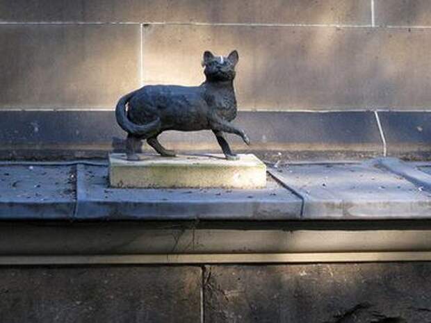 Малая бронзовая статуя кошки, Сидней, Австралия.