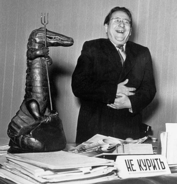 Писатель Сергей Швецов в редакции сатирического журнала «Крокодил», 1957.