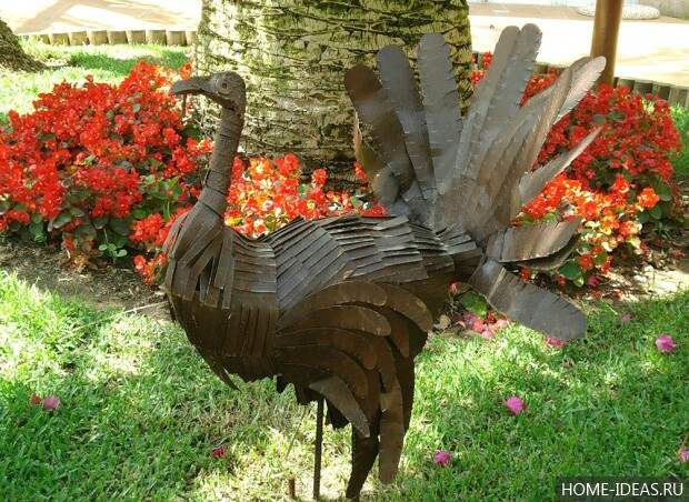 Фигурка павлина