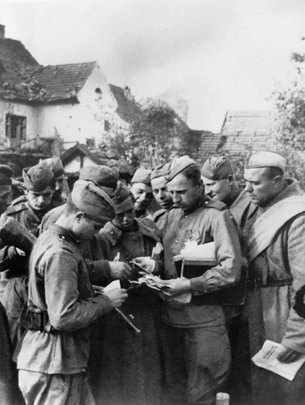 Советский солдат раздает письма сослуживцам. Великая Отечественная война, СССР, Солдаты моей страны