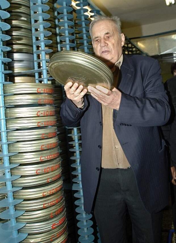 Рязанов во время переноса своих фильмов в новое здание фильмохранилища Госфильмофонда в Белых столбах, 2008 год