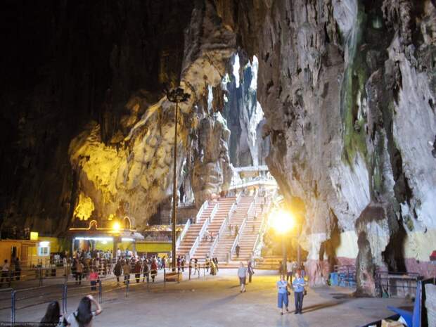 Пещеры Бату Кейвс (Batu Caves). Индонезия.