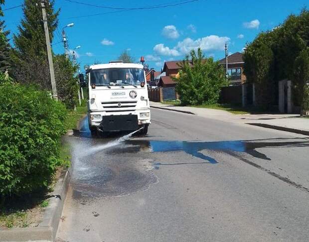 На улицах Тулы 23 мая продолжается уборка дорог и тротуаров