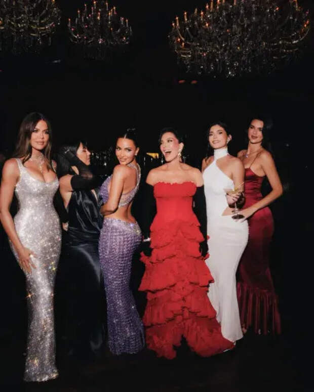 Хлоя, Кортни, Ким Кардашьян, Крис, Кайли и Кендалл Дженнер