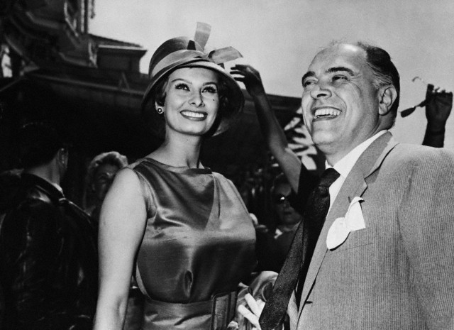 1959-Sophia Loren and husband Carlo Ponti (640x465, 72Kb)