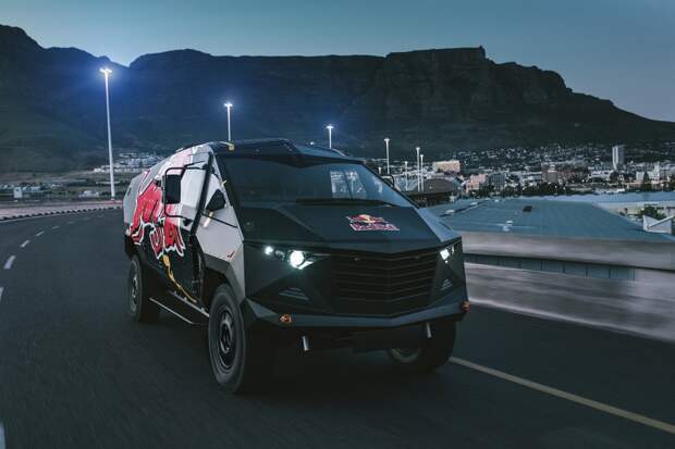 Грозный броневик на базе Land Rove от компании Red Bull Red Bull.  Land Rover, defender, броневик