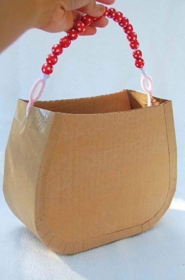 Стильный картонный аксессуар. 