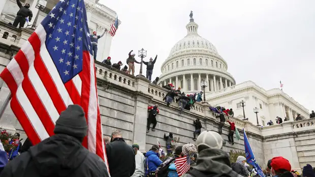 «Перекроить политическую систему»: как в США ищут доказательства «сговора» команды Трампа с участниками штурма Капитолия