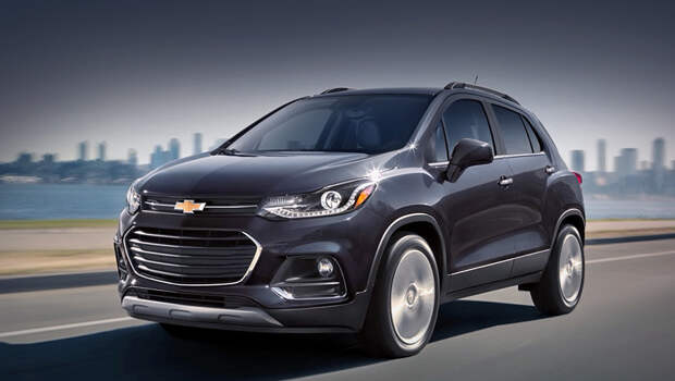 Chevrolet trax,Chevrolet tracker. В Штатах под именами Chevy Trax и Buick Encore до сих продаётся перелицованный Opel Mokka первого поколения (2012). Trax, он же Tracker, доступен с шестиступенчатым «автоматом», передним и полным приводом по ценам от $21 400 (1,62 млн рублей).