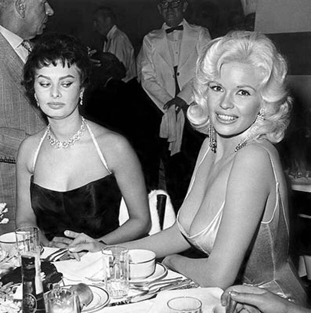 Софи Лорен смотрит на грудь Джейн Мэнсфилд. Фото / Sophia Loren looks at Jayne Mansfield's breast. Photo