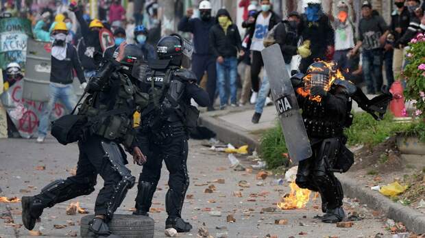 Столкновения протестующих с полицией в Боготе Столкновения протестующих с полицией в Боготе - РИА Новости, 1920, 21.07.2021